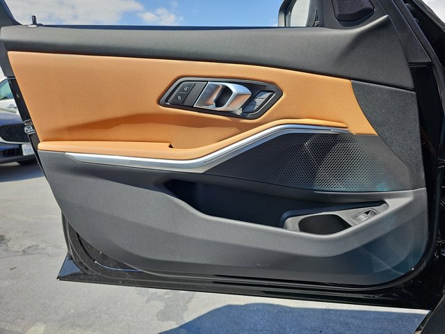 2025 BMW 3 Series 330i Image 25 of 36