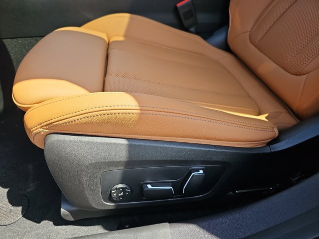 2025 BMW 3 Series 330i Image 29 of 36