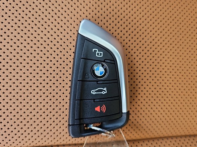 2025 BMW 3 Series 330i Image 28 of 36