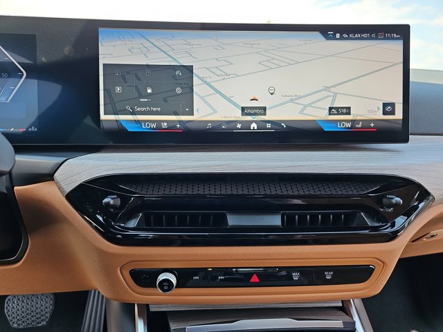 2025 BMW 3 Series 330i Image 21 of 36