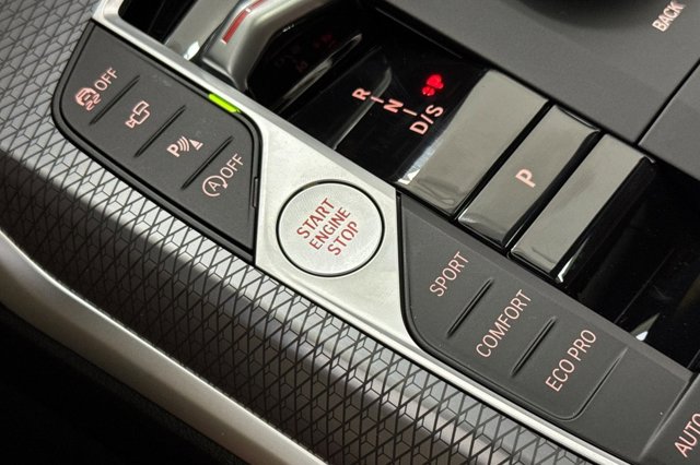 2025 BMW 3 Series 330i Image 21 of 29