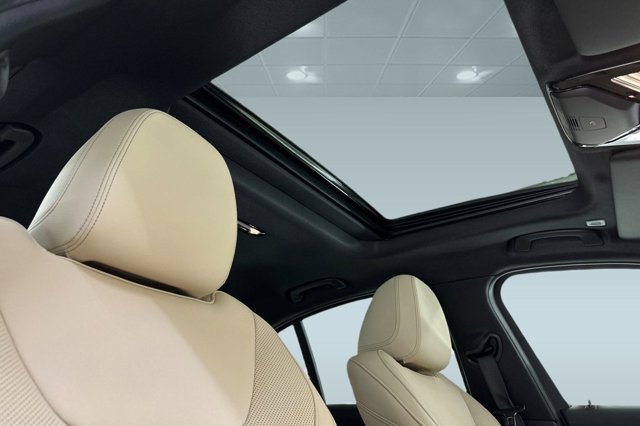 2025 BMW 3 Series 330i Image 11 of 29