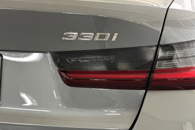 2025 BMW 3 Series 330i Image 26 of 29
