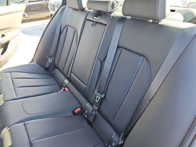 2025 BMW 3 Series 330i xDrive Image 13 of 38