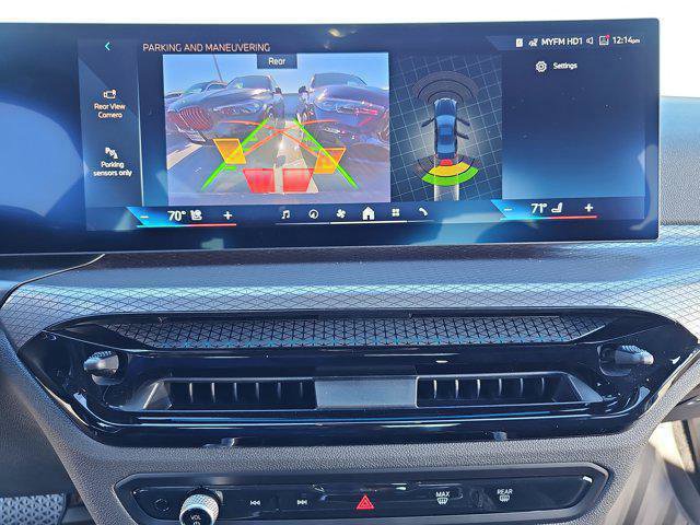 2025 BMW 3 Series 330i xDrive Image 19 of 38