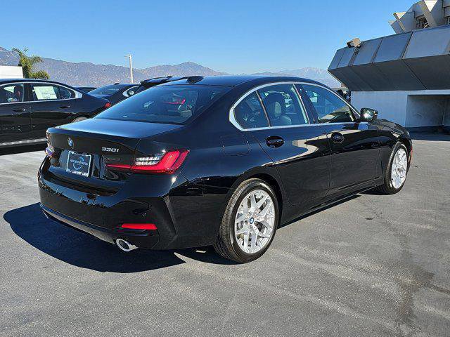 2025 BMW 3 Series 330i xDrive Image 5 of 38