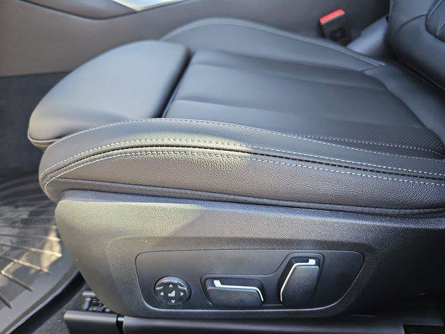 2025 BMW 3 Series 330i xDrive Image 33 of 38