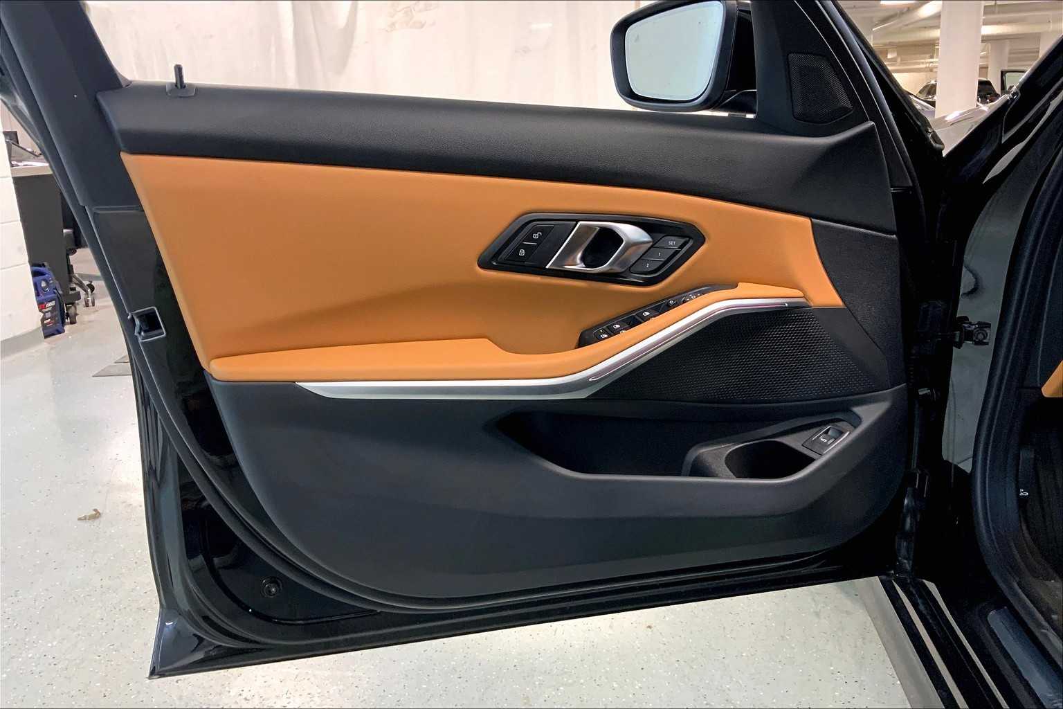 Vehicle image 11 of 22