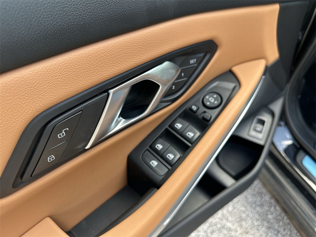 Vehicle image 23 of 27