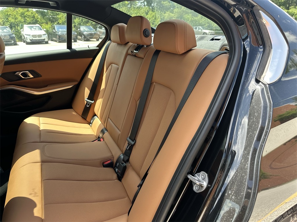 Vehicle image 14 of 27