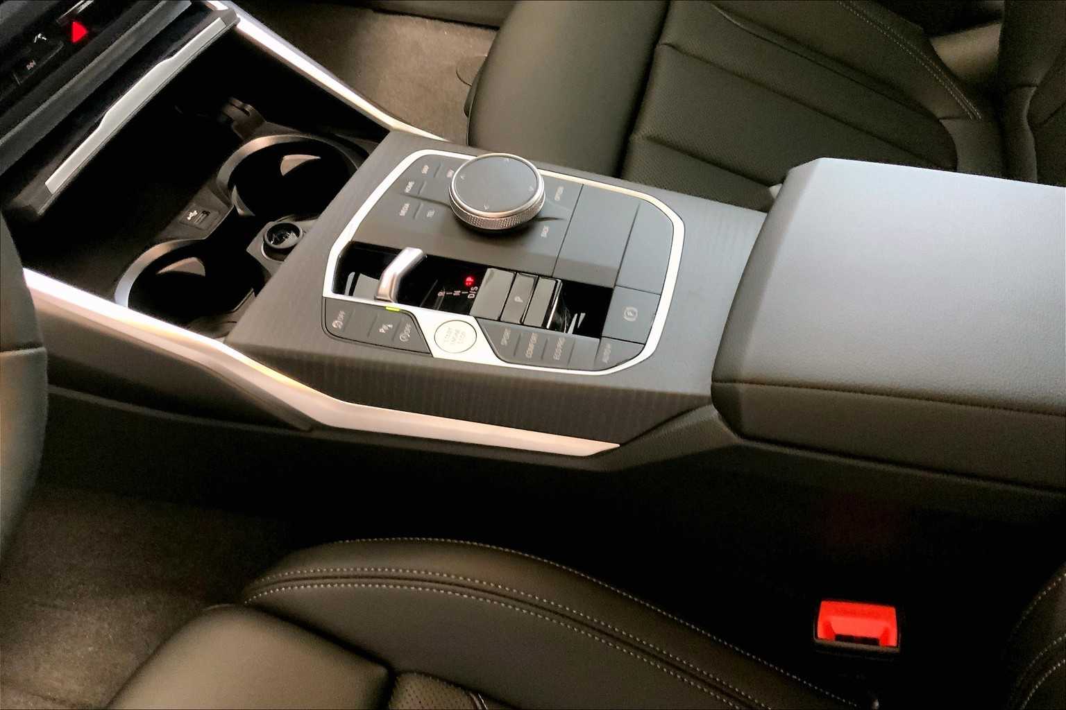 Vehicle image 14 of 22