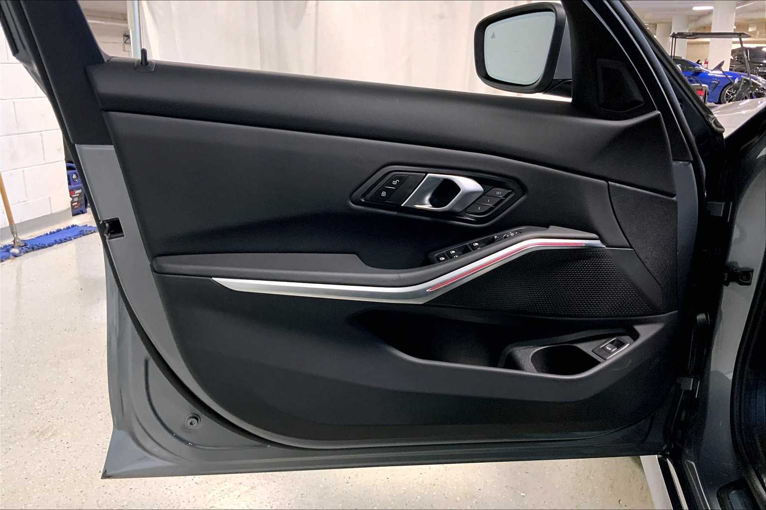 Vehicle image 15 of 22