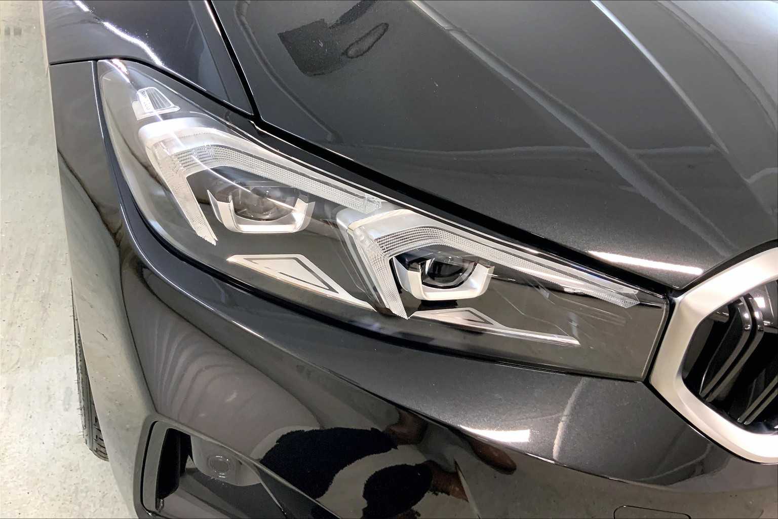 Vehicle image 17 of 22