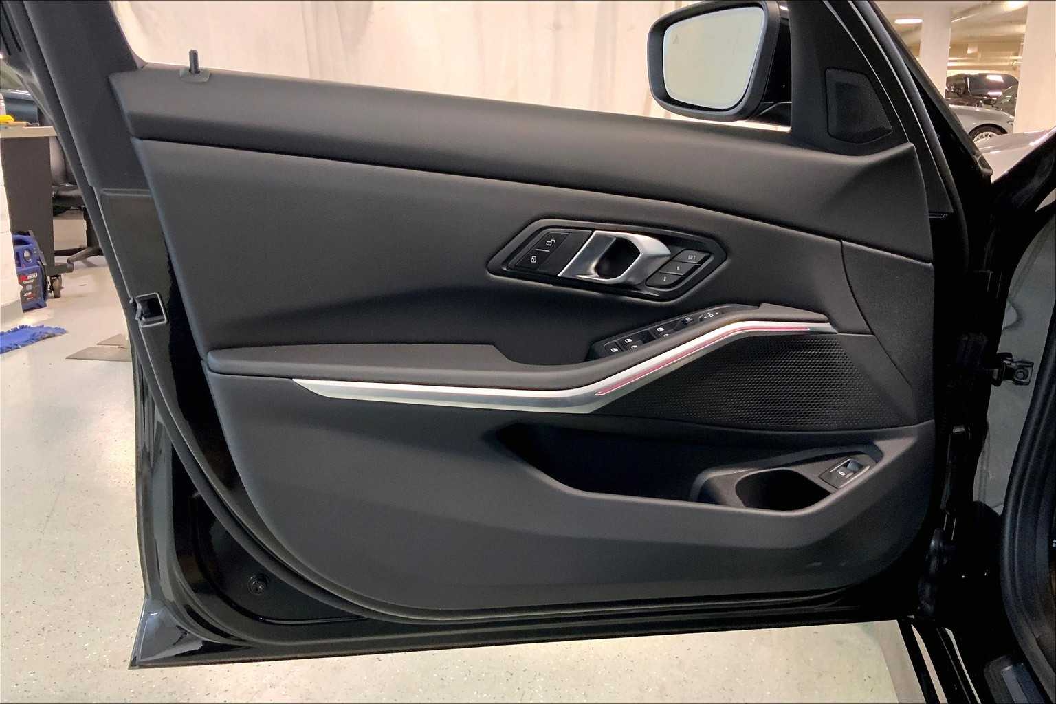 Vehicle image 16 of 22