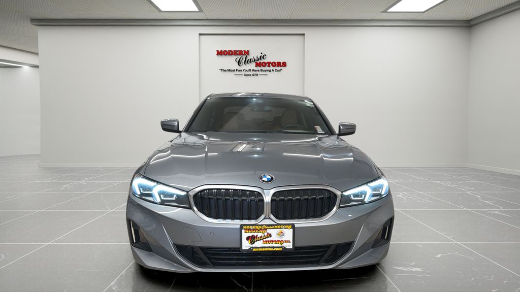 2025 BMW 3 Series 330i xDrive Image 2 of 32