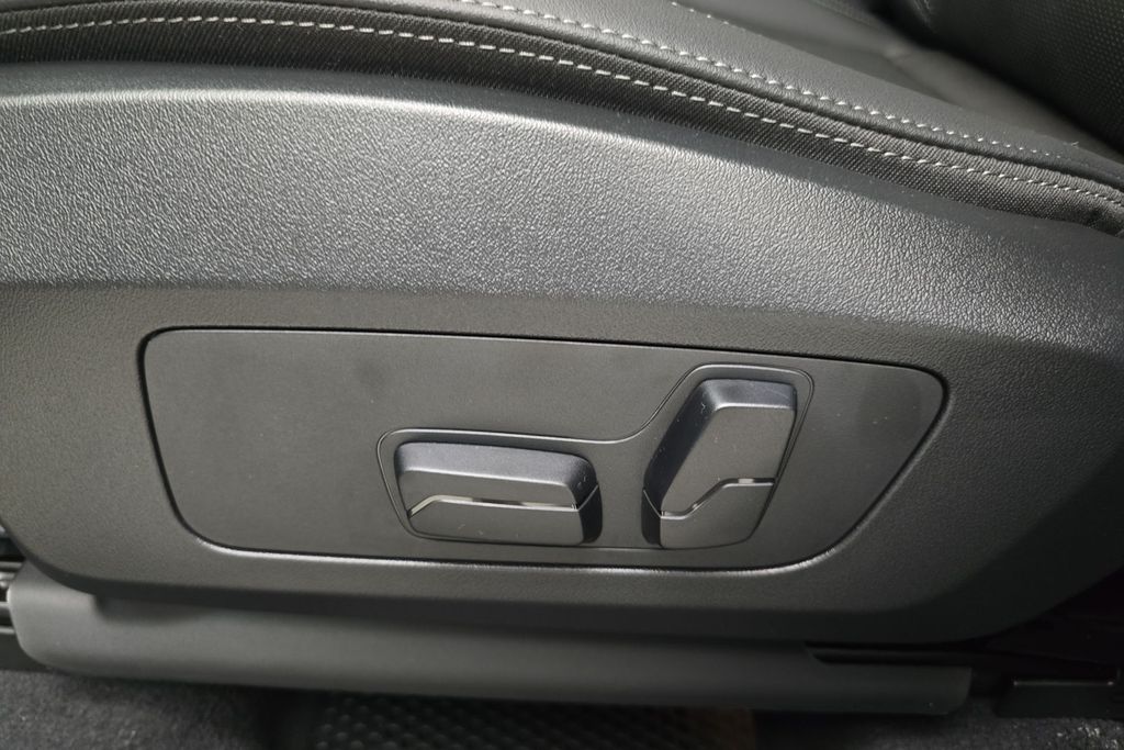 Vehicle image 25 of 30