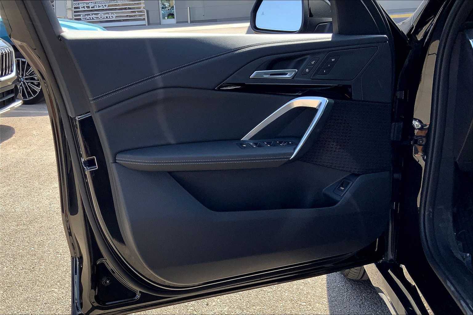 Vehicle image 10 of 19