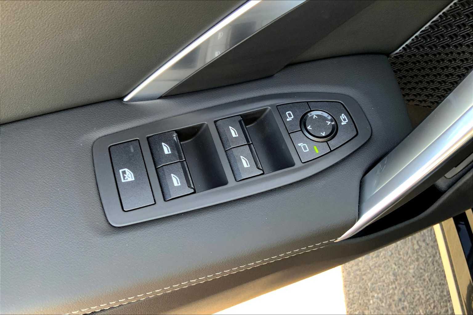 Vehicle image 15 of 19