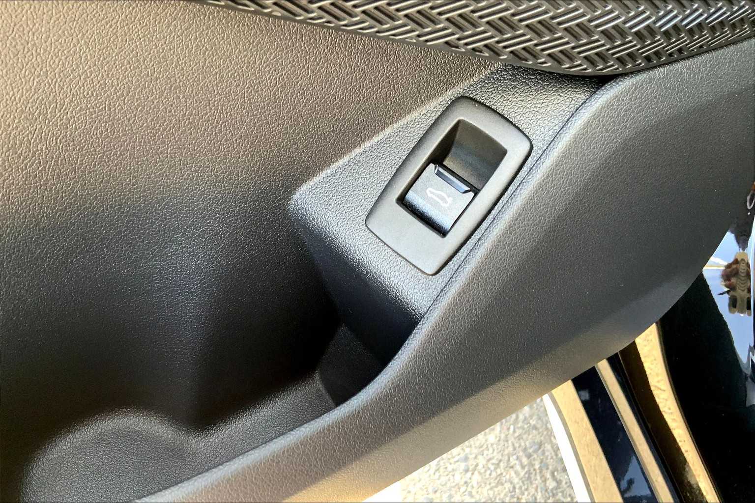 Vehicle image 17 of 19