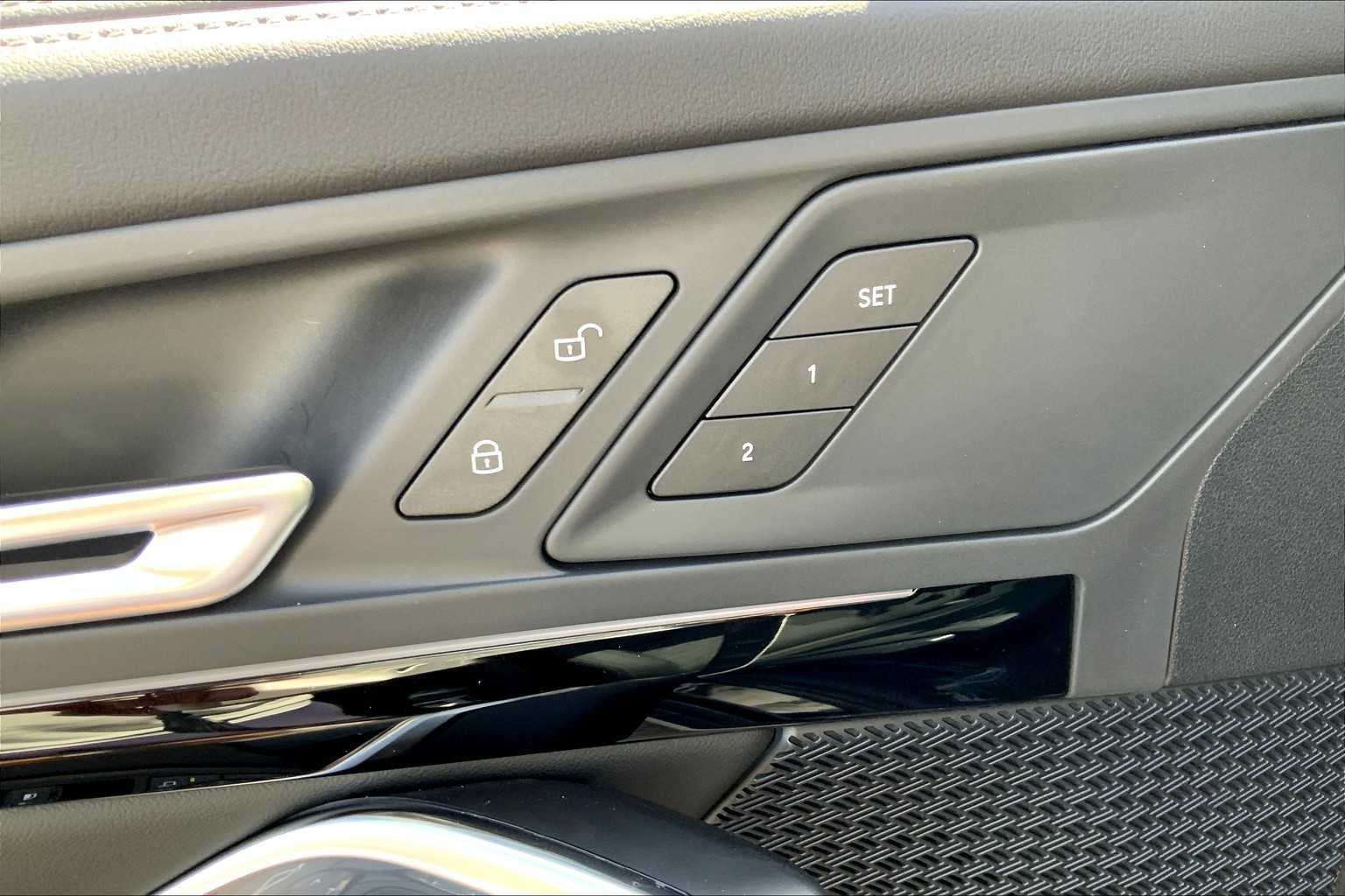 Vehicle image 16 of 19