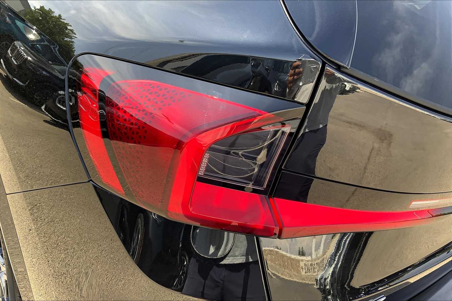 Vehicle image 13 of 19