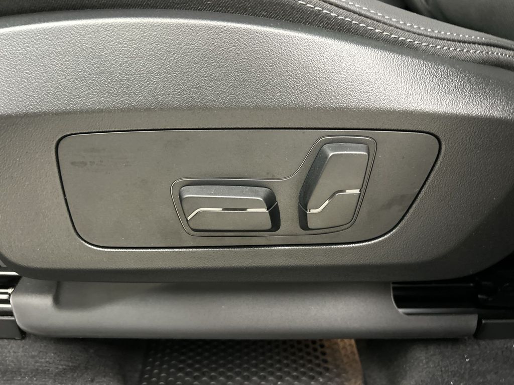Vehicle image 13 of 29
