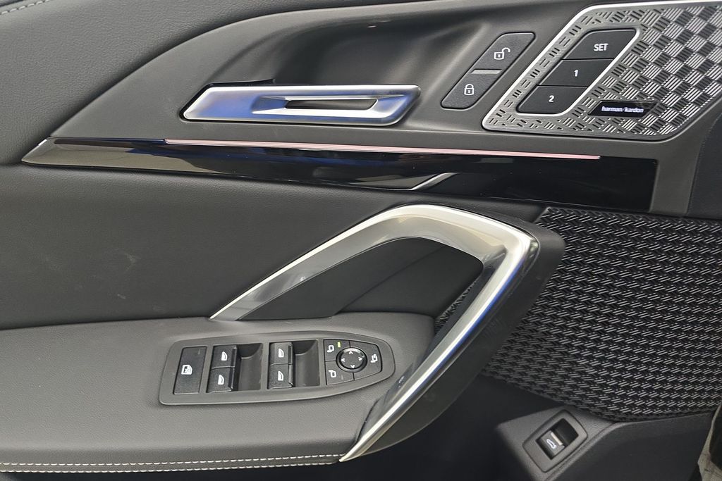 Vehicle image 14 of 30