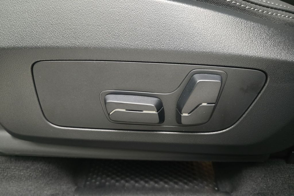 Vehicle image 13 of 30