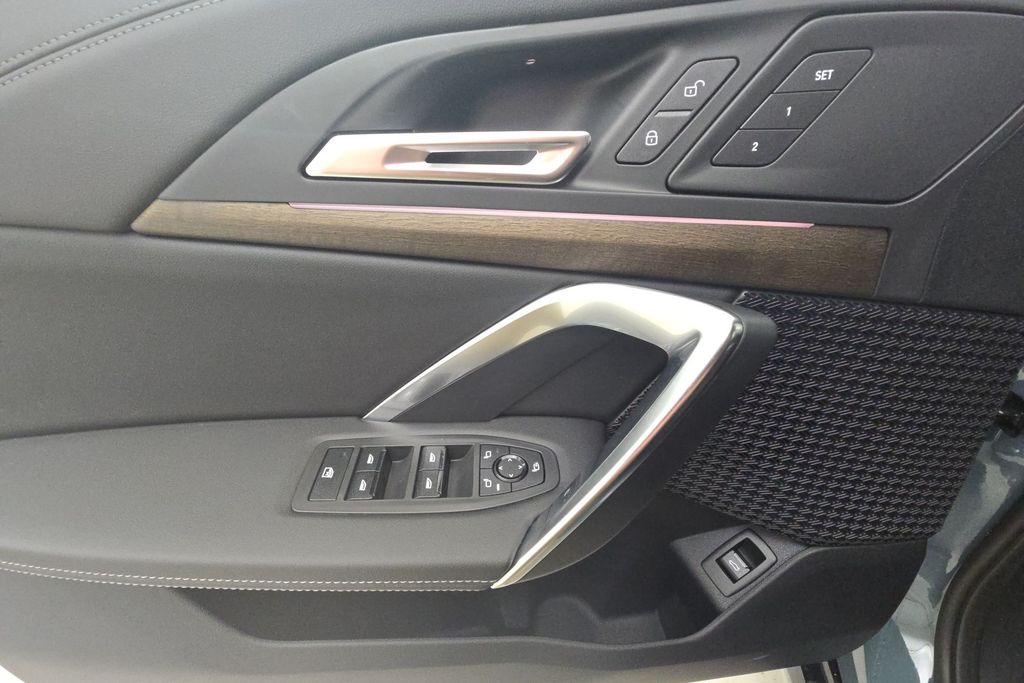Vehicle image 14 of 30