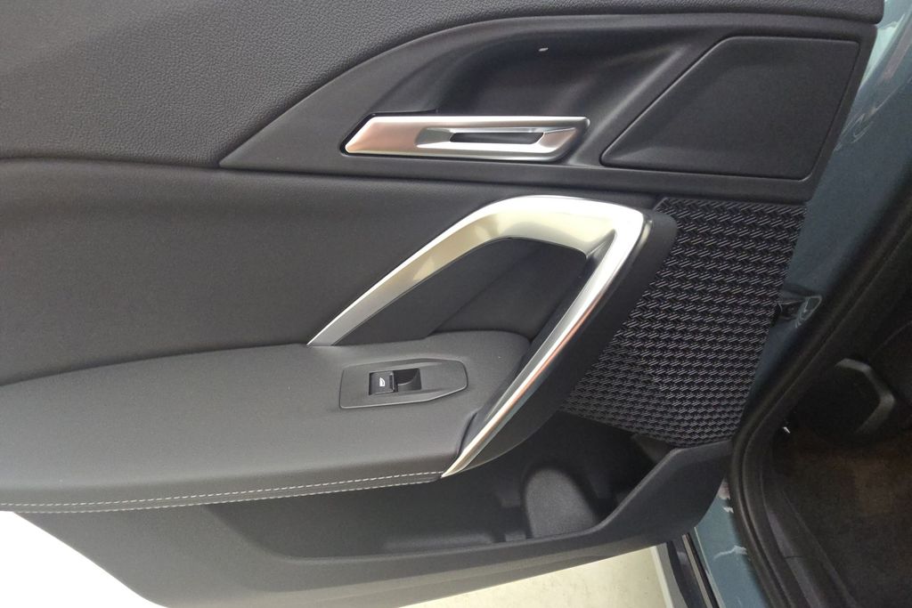 Vehicle image 26 of 30