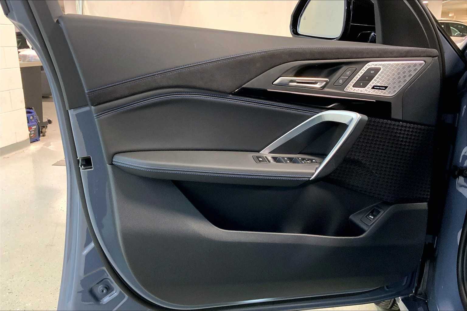 Vehicle image 11 of 22