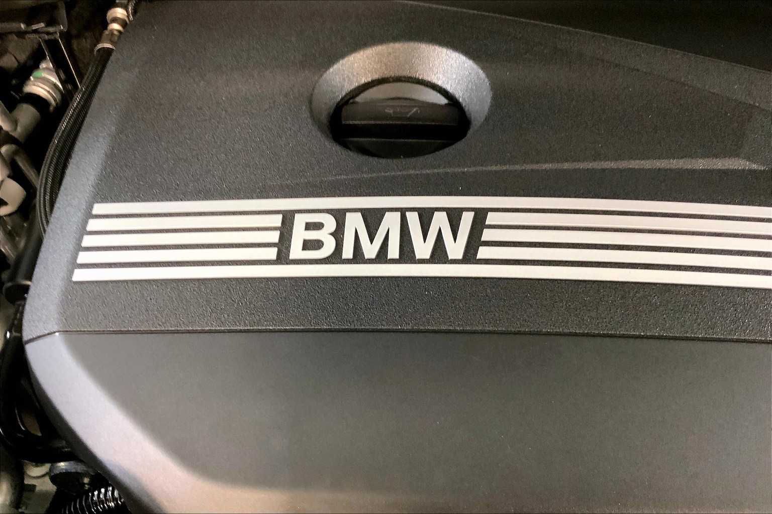 Vehicle image 17 of 22