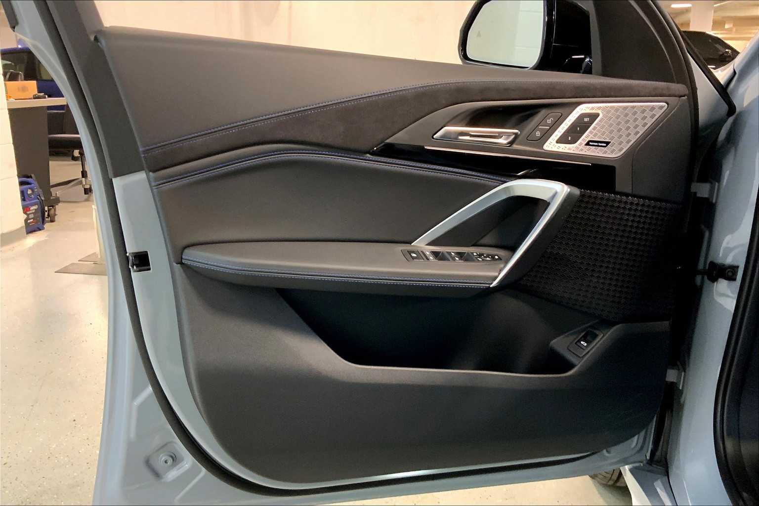 Vehicle image 11 of 22