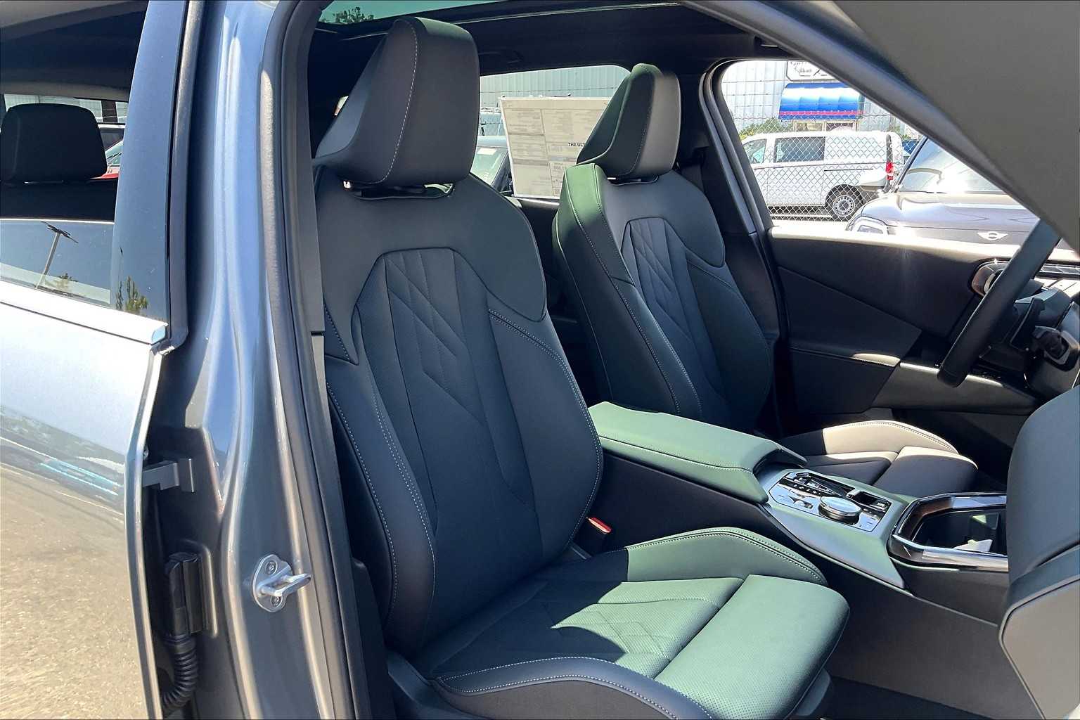 Vehicle image 29 of 32