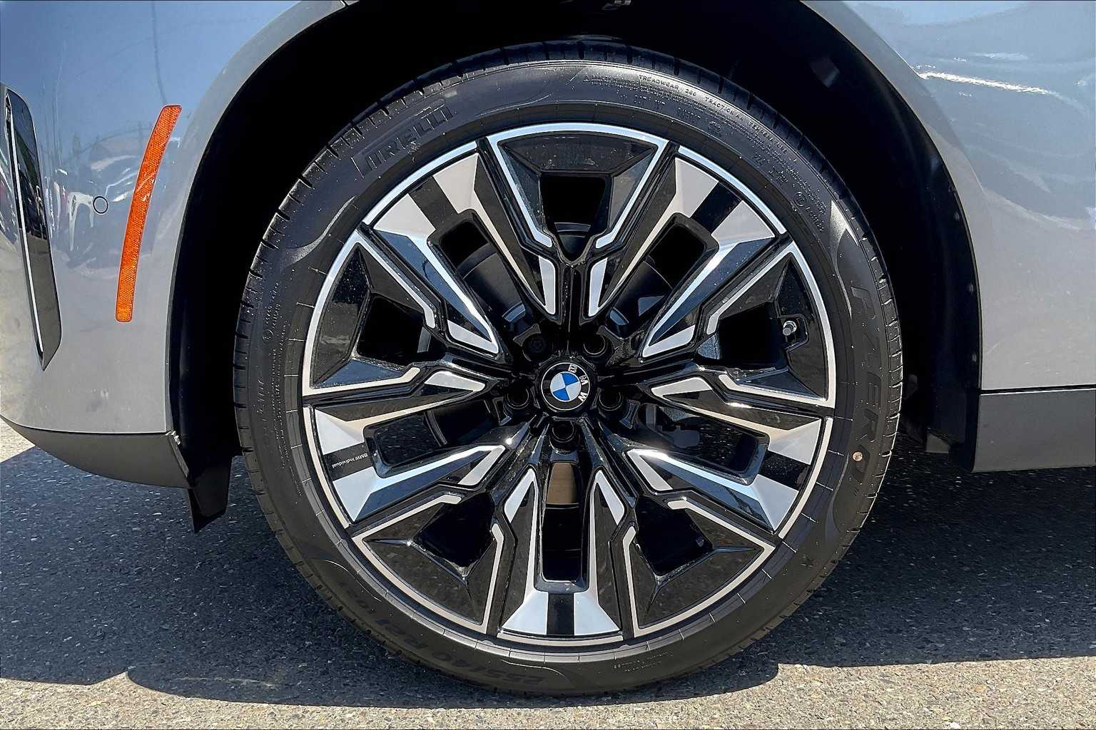 Vehicle image 16 of 32