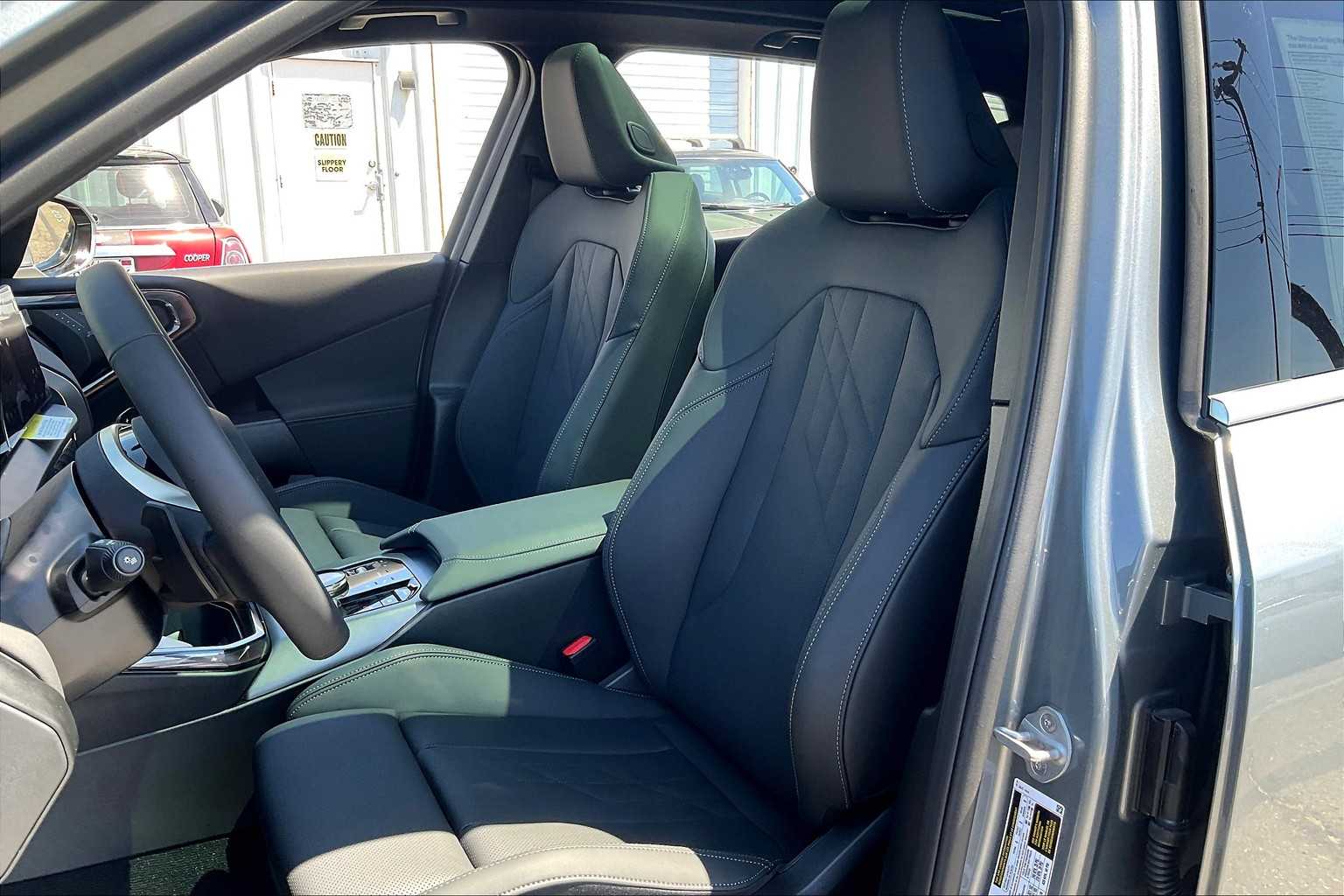 Vehicle image 13 of 32