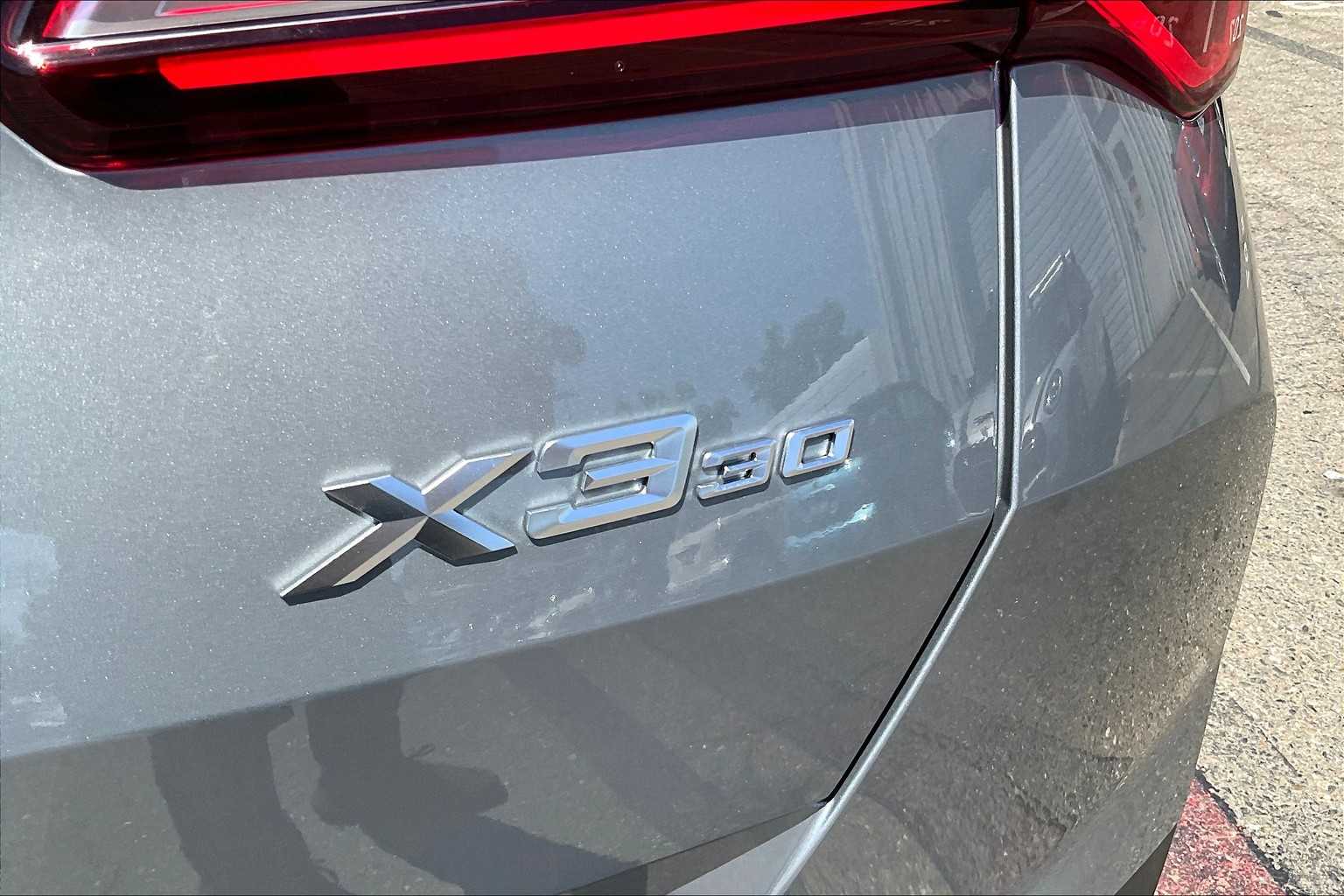 Vehicle image 24 of 32