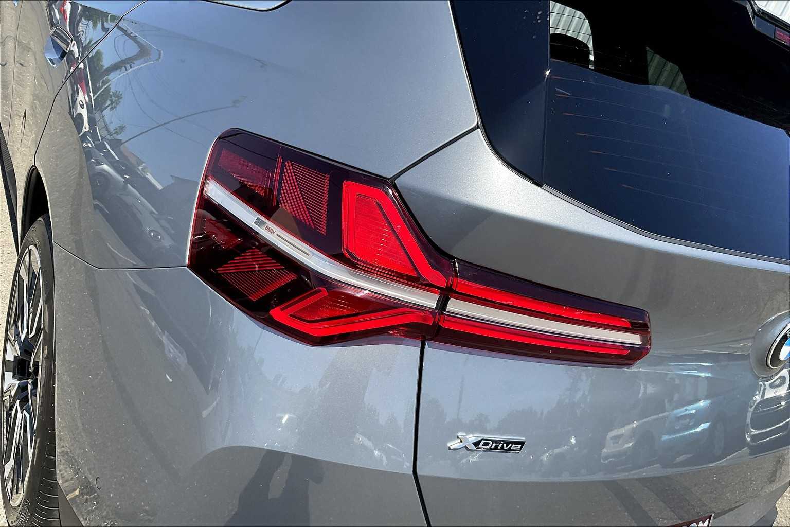 Vehicle image 23 of 32