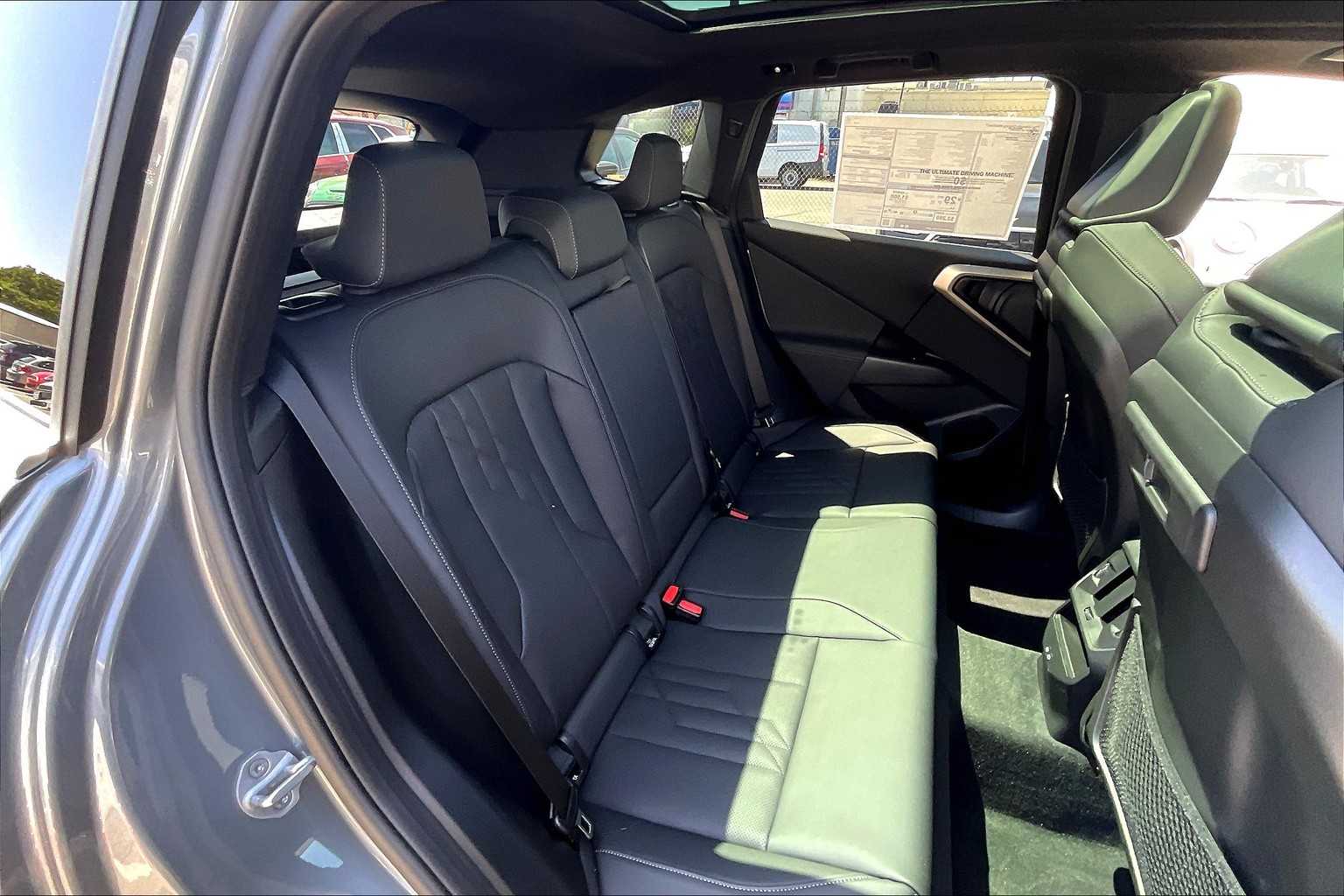 Vehicle image 25 of 32