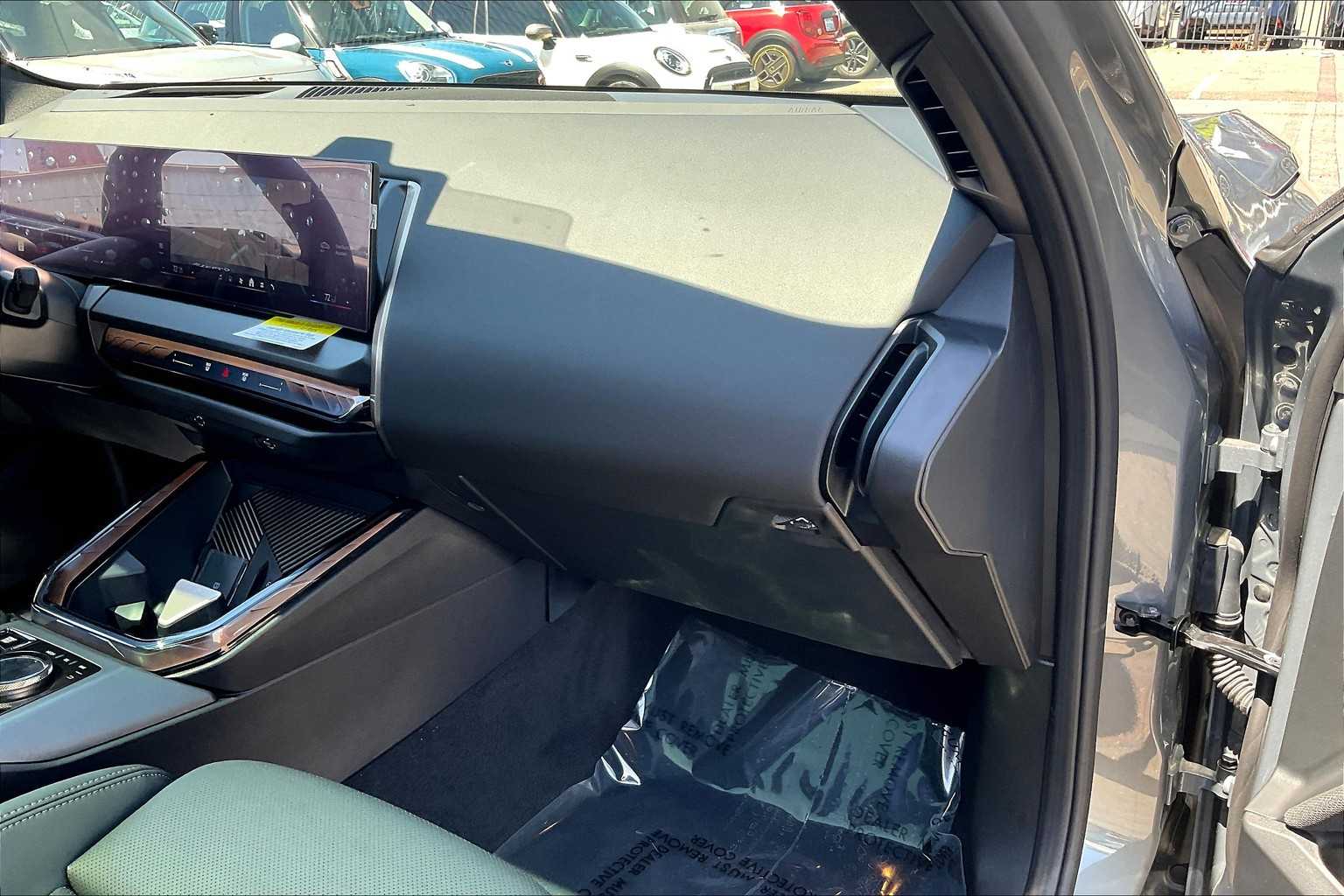 Vehicle image 26 of 32