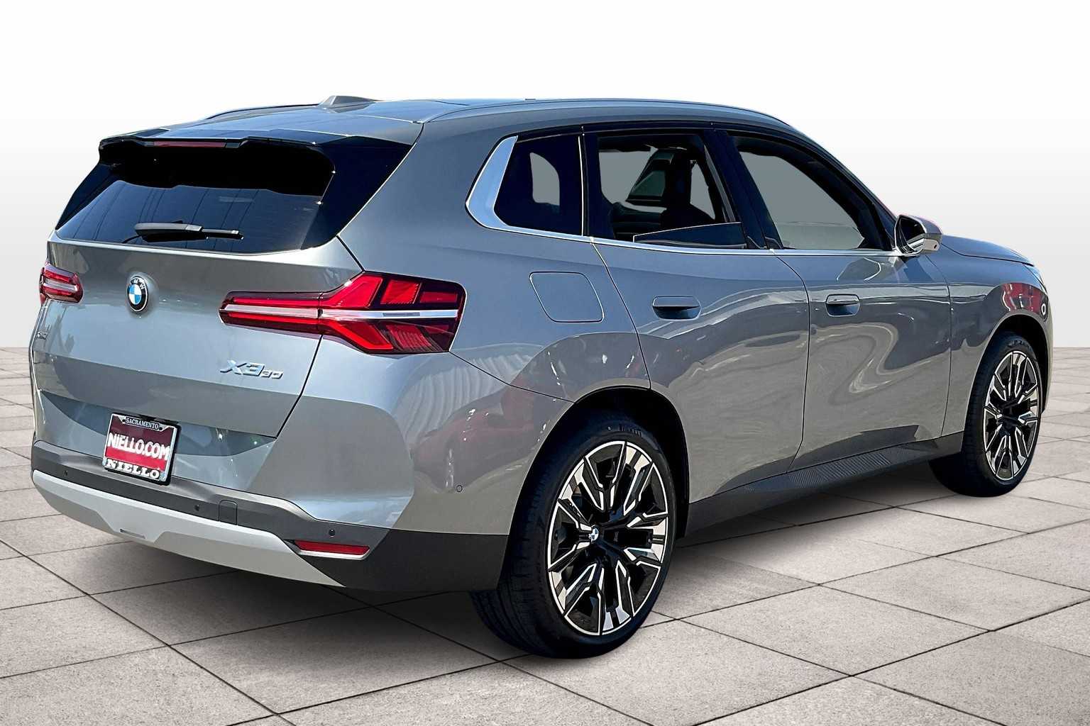 Vehicle image 4 of 32