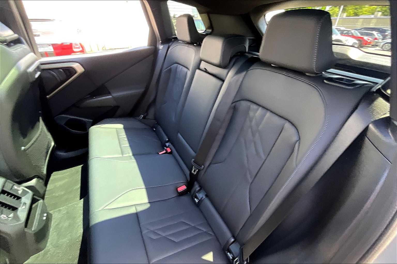 Vehicle image 14 of 32
