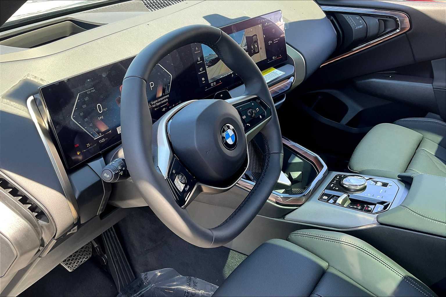 Vehicle image 10 of 32