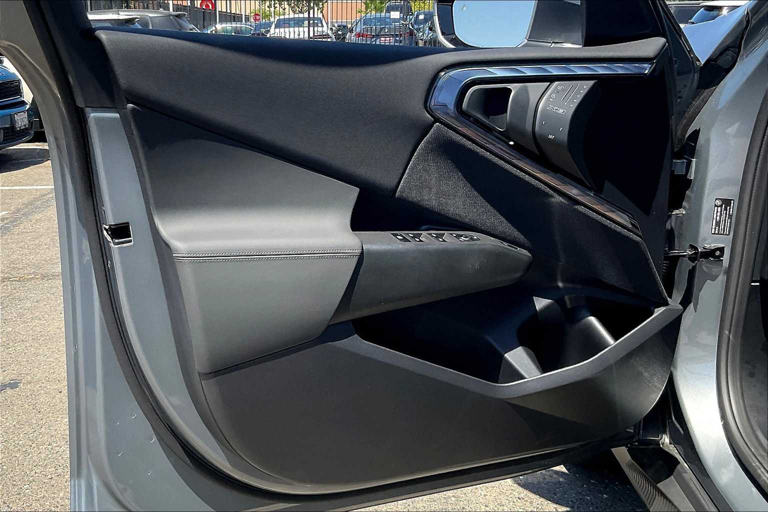 Vehicle image 22 of 32