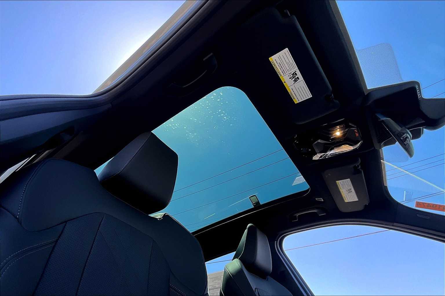 Vehicle image 27 of 32