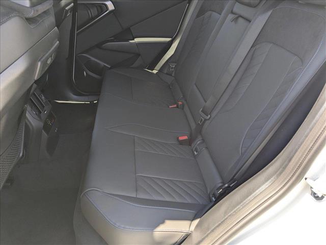 Vehicle image 11 of 18