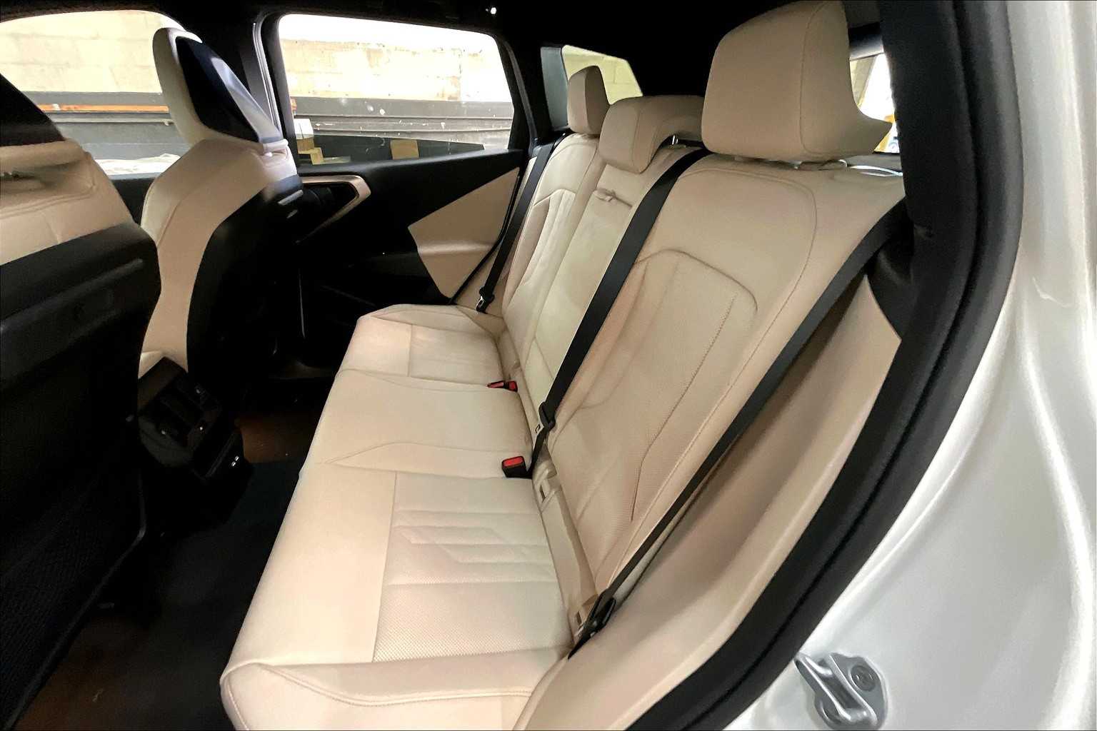 Vehicle image 13 of 34