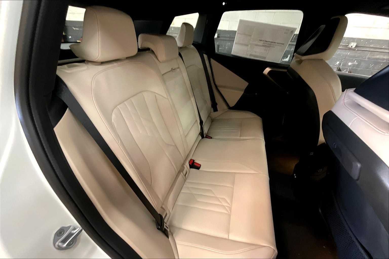 Vehicle image 26 of 34