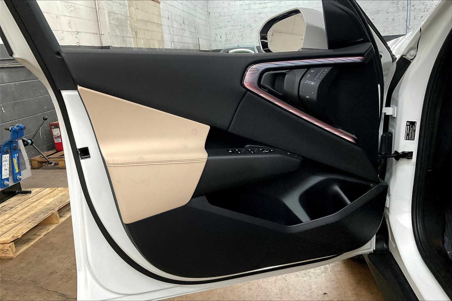Vehicle image 23 of 34
