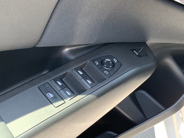Vehicle image 32 of 37